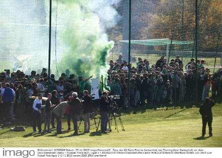 Fans des AS Saint Etienne beobachten das Training ihrer Mannschaft vor dem bevorstehenden Derby - Fussball Frankreich, Ligue 1 - 00 00 2015 FredericChambert Panoramic 