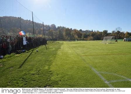 Fans des AS Saint Etienne beobachten das Training ihrer Mannschaft vor dem bevorstehenden Derby - Fussball Frankreich, Ligue 1 - 00 00 2015 FredericChambert Panoramic 