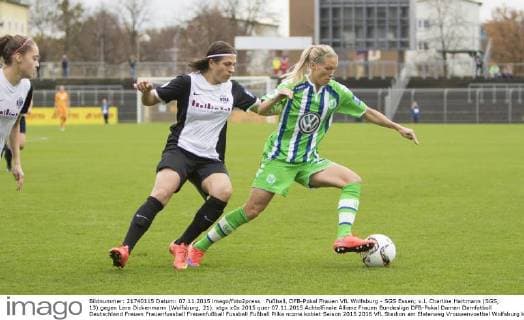 Fußball, DFB-Pokal Frauen VfL Wolfsburg - SGS Essen; v.l. Charline Hartmann (SGS, 13) gegen Lara Dickenmann (Wolfsburg, 21). xtgx