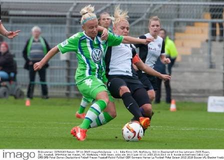 v.li.: Julia Simic (VfL Wolfsburg, 31) im Zweikampf mit Ina Lehmann (SGS Essen, 21), Fussball, DFB-Pokal der Frauen, VfL Wolfsburg - SGS Essen, xobx