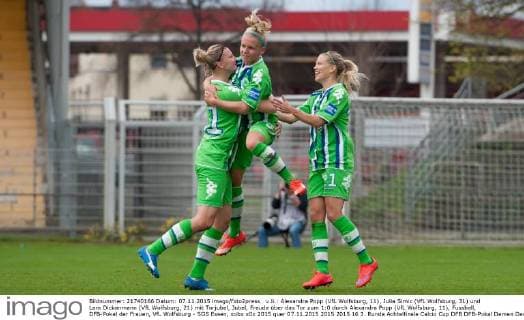 v.li.: Alexandra Popp (VfL Wolfsburg, 11), Julia Simic (VfL Wolfsburg, 31) und Lara Dickenmann (VfL Wolfsburg, 21) mit Torjubel, Jubel, Freude über das Tor zum 1:0 durch Alexandra Popp (VfL Wolfsburg, 11), Fussball, DFB-Pokal der Frauen, VfL Wolfsburg - SGS Essen, xobx
