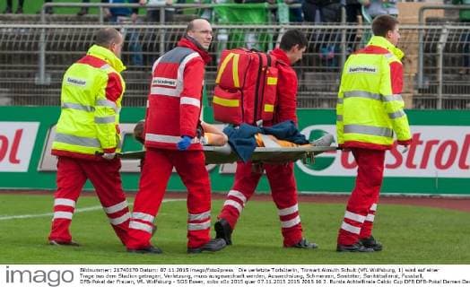 Die verletzte Torhüterin, Torwart Almuth Schult (VfL Wolfsburg, 1) wird auf einer Trage aus dem Stadion getragen, Verletzung, muss ausgewechselt werden, Auswechslung, Schmerzen, Sanitäter, Sanitätsdienst, Fussball, DFB-Pokal der Frauen, VfL Wolfsburg - SGS Essen, xobx