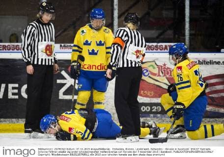 Eishockey, Damen, Länderspiel, Schweden - Kanada in Sundsvall 151107 Sveriges Johanna Fällman skadar sig under ishockeymatchen mellan Sverige och Kanada den 7 november 2015 i Sundsvall.  Copyright: NilsxJakobsson BB151107NJ011