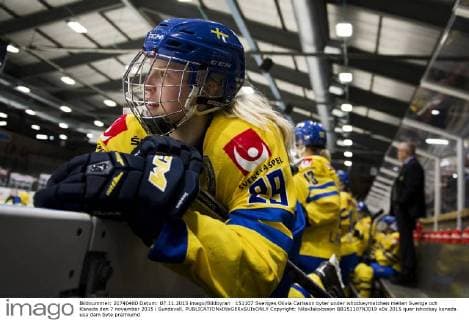 151107 Sveriges Olivia Carlsson byter under ishockeymatchen mellan Sverige och Kanada den 7 november 2015 i Sundsvall.  Copyright: NilsxJakobsson BB151107NJ019