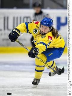 151107 Sveriges Hanna Sköld under ishockeymatchen mellan Sverige och Kanada den 7 november 2015 i Sundsvall.  Copyright: NilsxJakobsson BB151107NJ028