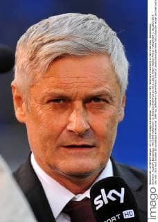 Trainer Armin VEH (Eintracht Frankfurt) im Sky-Interview. Deutschland, Sinsheim: Fussball, Bundesliga: TSG 1899 Hoffenheim vs. Eintracht Frankfurt am 07.11.2015, Rhein-Neckar-Arena.