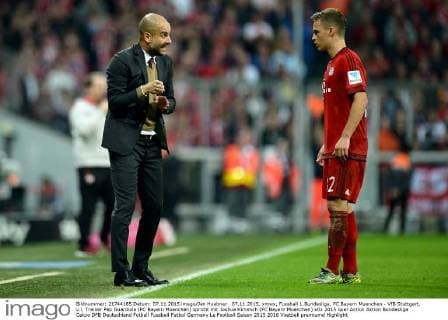07.11.2015, xmwx, Fussball 1.Bundesliga, FC Bayern Muenchen - VfB Stuttgart, v.l. Trainer Pep Guardiola (FC Bayern Muenchen) spricht mit Joshua Kimmich (FC Bayern Muenchen)