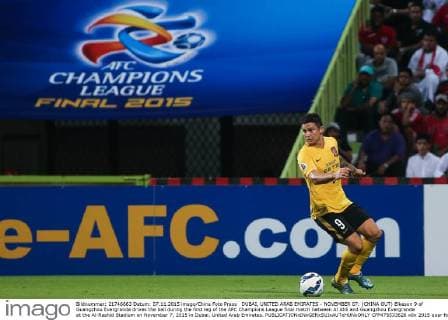 DUBAI, UNITED ARAB EMIRATES - NOVEMBER 07: (CHINA OUT) Elkeson 9 of Guangzhou Evergrande drives the ball during the first leg of the AFC Champions League final match between Al Ahli and Guangzhou Evergrande at the Al-Rashid Stadium on November 7, 2015 in Dubai, United Arab Emirates.  CFP475533626 