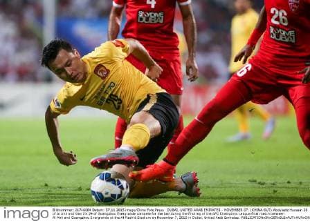 DUBAI, UNITED ARAB EMIRATES - NOVEMBER 07: (CHINA OUT) Abdulaziz Hussain 26 of Al Ahli and Gao Lin 29 of Guangzhou Evergrande compete for the ball during the first leg of the AFC Champions League final match between Al Ahli and Guangzhou Evergrande at the Al-Rashid Stadium on November 7, 2015 in Dubai, United Arab Emirates.  CFP475534825 