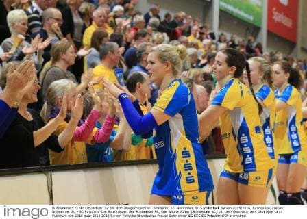 Schwerin, 07. November 2015 Volleyball, Saison 2015 2016, Bundesliga, Frauen, Schweriner SC - SC Potsdam: Die Spielerinnen des Schweriner SC, hier Janine Völker (Schweriner SC, 13) bedanken sich nach dem Spiel beim Publikum