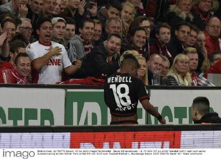Bayer 04 Leverkusen - 1. FC Köln 07.11.2015 Wendell (LEV) muß nach seiner Auswechselung an den Kölner Fans vorbei HM