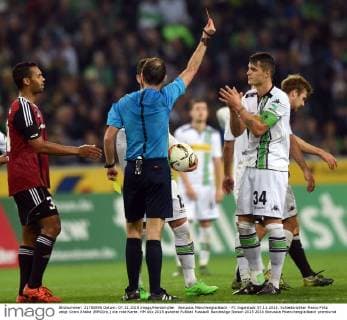 Borussia Mönchengladbach - FC Ingolstadt 07.11.2015. Schiedsrichter Marco Fritz zeigt Grani Xhaka (BMG re.) die rote Karte. HM