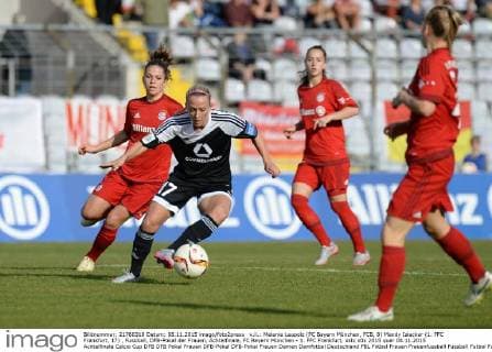 v.li.: Melanie Leupolz (FC Bayern München, FCB, 8) Mandy Islacker (1. FFC Frankfurt, 17) , Fussball, DFB-Pokal der Frauen, Achtelfinale, FC Bayern München - 1. FFC Frankfurt, xslx