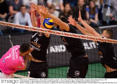 08.11.2015, ZF Arena, Friedrichshafen Volleyball, Bundesliga Maenner, VfB Friedrichshafen vs. Berlin Recycling Volleys Angriff Arslan Eksi ( 7 Friedrichshafen) - Block Dreierblock Tsimafei Zhukouski ( 11 Berlin), Nicolas Le Goff ( 7 Berlin), Paul Lotman ( 9 Berlin)
