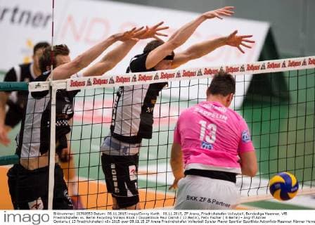 08.11.2015, ZF Arena, Friedrichshafen Volleyball, Bundesliga Maenner, VfB Friedrichshafen vs. Berlin Recycling Volleys Block Doppelblock Paul Carroll ( 12 Berlin), Felix Fischer ( 6 Berlin) - Angriff Adrian Gontariu ( 13 Friedrichshafen)