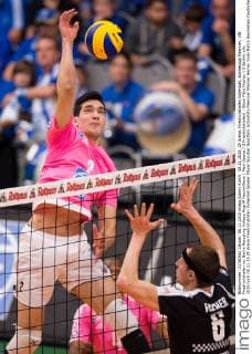 08.11.2015, ZF Arena, Friedrichshafen Volleyball, Bundesliga Maenner, VfB Friedrichshafen vs. Berlin Recycling Volleys Angriff Maximilliano Maxi Gauna ( 2 Friedrichshafen) - Block Felix Fischer ( 6 Berlin)