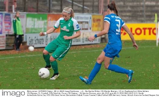 v.li.: Pia-Sophie Wolter (SV Werder Bremen, 10) im Zweikampf mit Hilde Winters (SV Meppen, 3), Fussball, DFB-Pokal der Frauen, SV Meppen - SV Werder Bremen, xobx