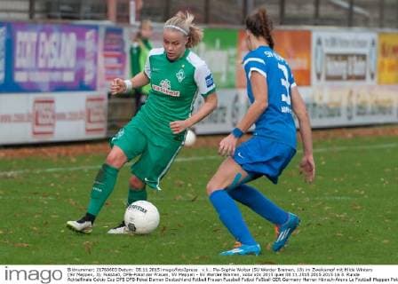 v.li.: Pia-Sophie Wolter (SV Werder Bremen, 10) im Zweikampf mit Hilde Winters (SV Meppen, 3), Fussball, DFB-Pokal der Frauen, SV Meppen - SV Werder Bremen, xobx
