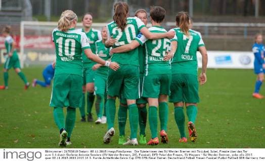 Die Spielerinnen des SV Werder Bremen mit Torjubel, Jubel, Freude über das Tor zum 0:1 durch Stefanie Antonia Sanders (SV Werder Bremen, 20), Fussball, DFB-Pokal der Frauen, SV Meppen - SV Werder Bremen, xobx