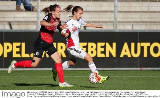 v.li.: Lisa Karl (Freiburg, 2) und Anna Gasper (Leverkusen, 13) im Laufduell, Fussball, DFB-Pokal der Frauen, SC Freiburg - Bayer 04 Leverkusen, xozx