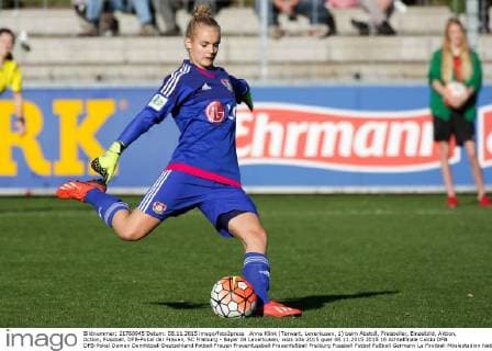 Anna Klink (Torwart, Leverkusen, 1) beim Abstoß, Freisteller, Einzelbild, Aktion, Action, Fussball, DFB-Pokal der Frauen, SC Freiburg - Bayer 04 Leverkusen, xozx