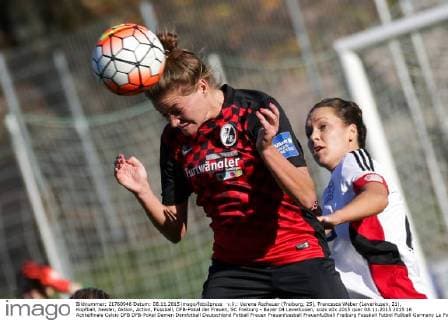 v.li.: Verena Aschauer (Freiburg, 25), Francesca Weber (Leverkusen, 21), Kopfball, header, Aktion, Action, Fussball, DFB-Pokal der Frauen, SC Freiburg - Bayer 04 Leverkusen, xozx