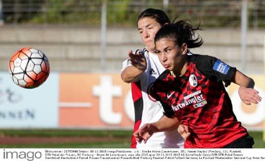 v.li.: Annike Krahn (Leverkusen, 28), Hasret Kayikci (Freiburg, 11), Fussball, DFB-Pokal der Frauen, SC Freiburg - Bayer 04 Leverkusen, xozx