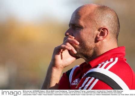 Thomas Obliers (Trainer, Leverkusen), nachdenklich, Fussball, DFB-Pokal der Frauen, SC Freiburg - Bayer 04 Leverkusen, xozx