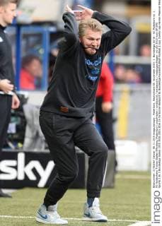 Paderborn, Deutschland 08. November 2015: 2. Bundesliga 15 16 - SC Paderborn vs. 1. FC Heidenheim Trainer Stefan Effenberg (Paderborn) unzufrieden enttäuscht enttaeuscht niedergeschlagen. mt