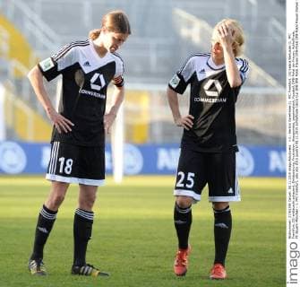 v.li.: Kerstin Garefrekes (1. FFC Frankfurt, 18) Saskia Bartusiak (1. FFC Frankfurt, 25) enttäuscht schauend, Enttäuschung, Frustration, disappointed, pessimistisch, Fussball, DFB-Pokal der Frauen, Achtelfinale, FC Bayern München - 1. FFC Frankfurt, xslx