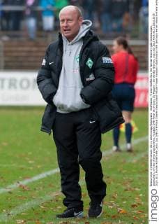 Cheftrainer, Trainer Steffen Rau (SV Werder Bremen) gibt Anweisungen, gestikuliert, mit den Armen gestikulieren, Fussball, DFB-Pokal der Frauen, SV Meppen - SV Werder Bremen, xobx