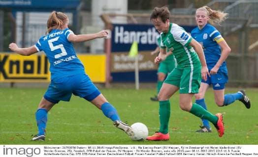 v.li.: Pia Liening-Ewert (SV Meppen, 5) im Zweikampf mit Maren Wallenhorst (SV Werder Bremen, 25), Fussball, DFB-Pokal der Frauen, SV Meppen - SV Werder Bremen, xobx