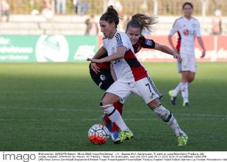 v.li.: Jessica Wich (Leverkusen, 7) zieht an Lena Petermann (Freiburg, 22) vorbei, Fussball, DFB-Pokal der Frauen, SC Freiburg - Bayer 04 Leverkusen, xozx