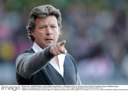 Jeff Saibene (Trainer FC Thun) zeigt, Portrait Fussball, Schweiz, Raiffeisen Super League, 15. Spieltag, Saison 2015-2016 08.11.2015 FC Thun - FC St. Gallen (Sankt-Gallen) Stockhorn Arena, Thun 
