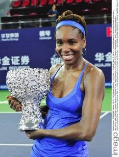 (151108) -- ZHUHAI, Nov. 8, 2015 -- Venus Williams of the United States poses with her trophy after the final against Karolina Pliskova of the Czech Republic at the 2015 WTA Tennis Damen Elite Trophy tennis tournament in Zhuhai, south China s Guangdong Province, Nov. 8, 2015. Williams won 2-0 and claimed the title. ) (SP)CHINA-ZHUHAI-WTA ELITE TROPHY TENNIS WuxLu 