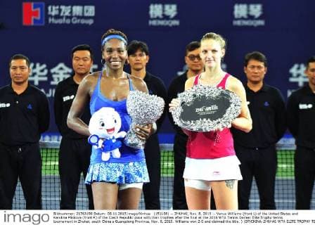 (151108) -- ZHUHAI, Nov. 8, 2015 -- Venus Williams (front L) of the United States and Karolina Pliskova (front R) of the Czech Republic pose with their trophies after the final at the 2015 WTA Tennis Damen Elite Trophy tennis tournament in Zhuhai, south China s Guangdong Province, Nov. 8, 2015. Williams won 2-0 and claimed the title. ) (SP)CHINA-ZHUHAI-WTA ELITE TROPHY TENNIS WuxLu 