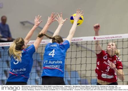 Volleyball 1. Bundesliga Frauen Saison 2015 2016 6. Spieltag am Sonntag, 08. November 2015 in der CU Arena in Hamburg: VT Aurubis Hamburg - Dresdner SC v.l. Saskia Radzuweit (VT Aurubis Hamburg), Elizabeth Field (VT Aurubis Hamburg), Kristina Mikhailenko (Dresdner SC) VT Aurubis Hamburg - Dresdner SC