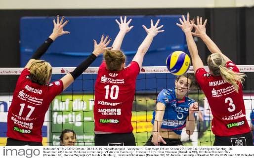 Volleyball 1. Bundesliga Frauen Saison 2015 2016 6. Spieltag am Sonntag, 08. November 2015 in der CU Arena in Hamburg: VT Aurubis Hamburg - Dresdner SC v.l. Gina Mancuso (Dresdner SC), Kathleen Elizabeth Slay (Dresdner SC), Karine Muijlwijk (VT Aurubis Hamburg), Kristina Mikhailenko (Dresdner SC) VT Aurubis Hamburg - Dresdner SC