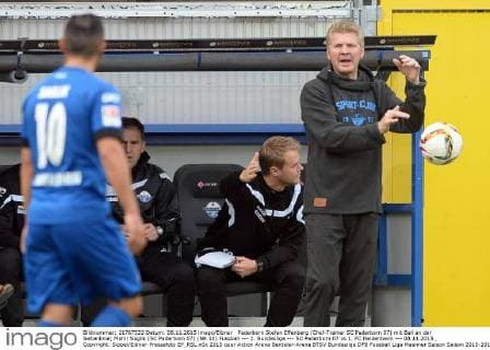 Paderborn Stefan Effenberg (Chef-Trainer SC Paderborn 07) mit Ball an der Seitenlinie; Mahir Saglik (SC Paderborn 07) (NR 10) Fussball --- 2. Bundesliga --- SC Paderborn 07 vs 1. FC Heidenheim --- 08.11.2015 , Copyright: Sippel Eibner-Pressefoto EP_RSL