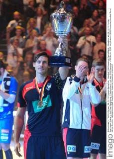 Handball DHB Supercup Deutschland - Slowenien am 08.11.2015 in der Sparkassen-Arena in Kiel Uwe Gensheimer ( Deutschland ) mit dem DHB Supercup xPBJPGx