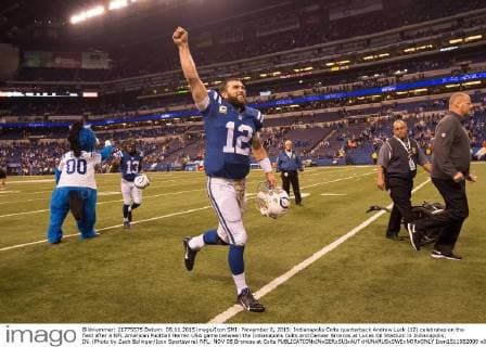 November 8, 2015: Indianapolis Colts quarterback Andrew Luck (12) celebrates on the field after a NFL American Football Herren USA game between the Indianapolis Colts and Denver Broncos at Lucas Oil Stadium in Indianapolis, IN. (Photo by Zach Bolinger Icon Sportswire) NFL: NOV 08 Broncos at Colts Icon1511082009 EDITORIAL USE ONLY