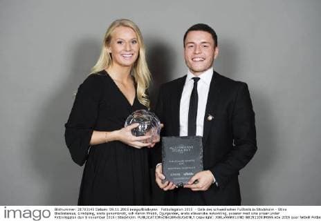 Fotbollsgalan 2015 - Gala des schwedischen Fußballs in Stockholm - Stina Blackstenius, Linköping, arets genombrott, och Kerim Mrabti, Djurgarden, arets allsvenska nykomling, poserar med sina priser under Fotbollsgalan den 9 november 2015 i Stockholm.  Copyright: JOELxMARKLUND BB151109JM055
