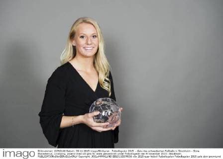 Fotbollsgalan 2015 - Gala des schwedischen Fußballs in Stockholm - Stina Blackstenius, Linköping, poserar med sitt pris för arets genombrott under Fotbollsgalan den 9 november 2015 i Stockholm.  Copyright: JOELxMARKLUND BB151109JM056