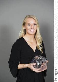 Fotbollsgalan 2015 - Gala des schwedischen Fußballs in Stockholm - Stina Blackstenius, Linköping, poserar med sitt pris för arets genombrott under Fotbollsgalan den 9 november 2015 i Stockholm.  Copyright: JOELxMARKLUND BB151109JM057