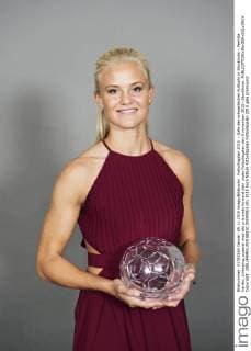 Fotbollsgalan 2015 - Gala des schwedischen Fußballs in Stockholm - Pernille Harder, Linköping, poserar med sitt pris arets forward dam under Fotbollsgalan den 9 november 2015 i Stockholm.  Copyright: JOELxMARKLUND BB151109JM063