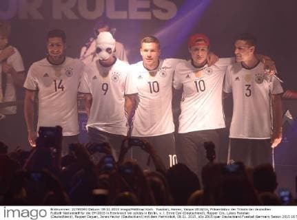 Fussball, Herren, Saison 2015 16, Präsentation der Trikots der deutschen Fußball-Nationalelf für die EM 2016 in Frankreich bei adidas in Berlin, v. l. Emre Can (Deutschland), Rapper Cro, Lukas Podolski (Deutschland), Rapper Dajuan, Jonas Hector (Deutschland) mit dem Heimtrikot, 09.11. 2015,