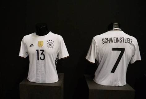 Fussball, Herren, Saison 2015 16, Präsentation der Trikots der deutschen Fußball-Nationalelf für die EM 2016 in Frankreich bei adidas in Berlin, Heimtrikot mit Nummer 13 und Bastian Schweinsteiger (Deutschland), 09.11. 2015,