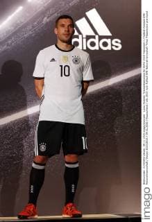 Lukas Podolski Trikotpräsentation für EURO 2016 Frankreich Fußball Fussball DFB Nationalmannschaft Saison 2015 2016 09.11.2015 Deutschland