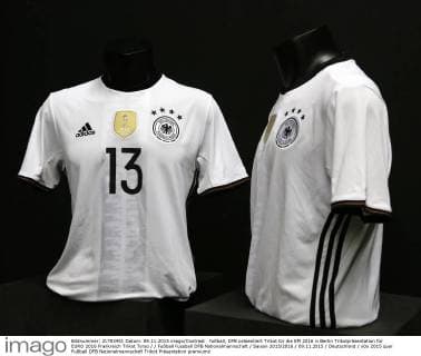 Fußball, DFB präsentiert Trikot für die EM 2016 in Berlin Trikotpräsentation für EURO 2016 Frankreich Trikot Torso Fußball Fussball DFB Nationalmannschaft Saison 2015 2016 09.11.2015 Deutschland