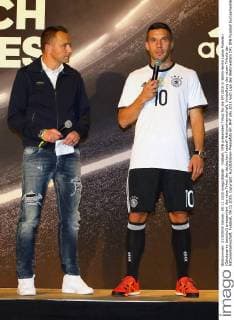 Fußball, DFB präsentiert Trikot für die EM 2016 in Berlin Berlin Lukas Podolski (Galatasaray Istanbul) praesentiert das neue Trikot der deutschen Fussball-Nationalmannschaft, Vorstellung des neuen Trikots der Nationalmannschaft, Fussball, 09.11.2015, Copyright: Hundt Eibner-Pressefoto EP_MHT